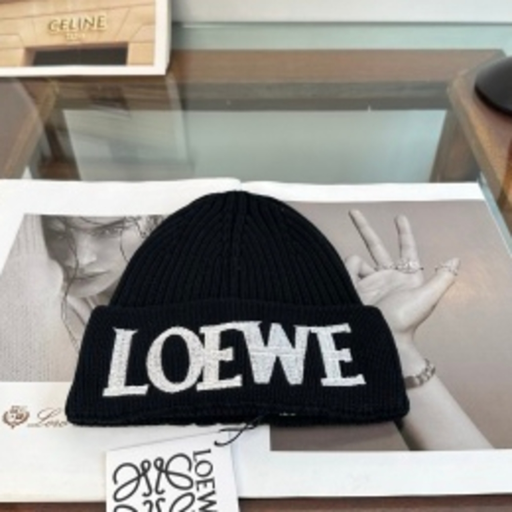 ⛄LOEWE⛄Luxury Knit Skull Cap Black White Logo
